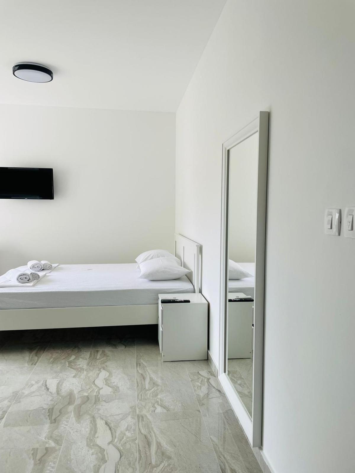 Aura Tower Apartments By Gaby Rafailovici Luaran gambar
